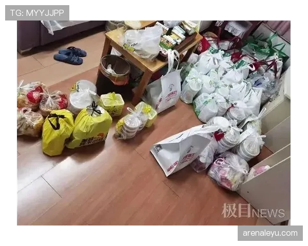 仲满家像豪宅样板间，厨房水槽里却堆着外卖盒，我笑抽了